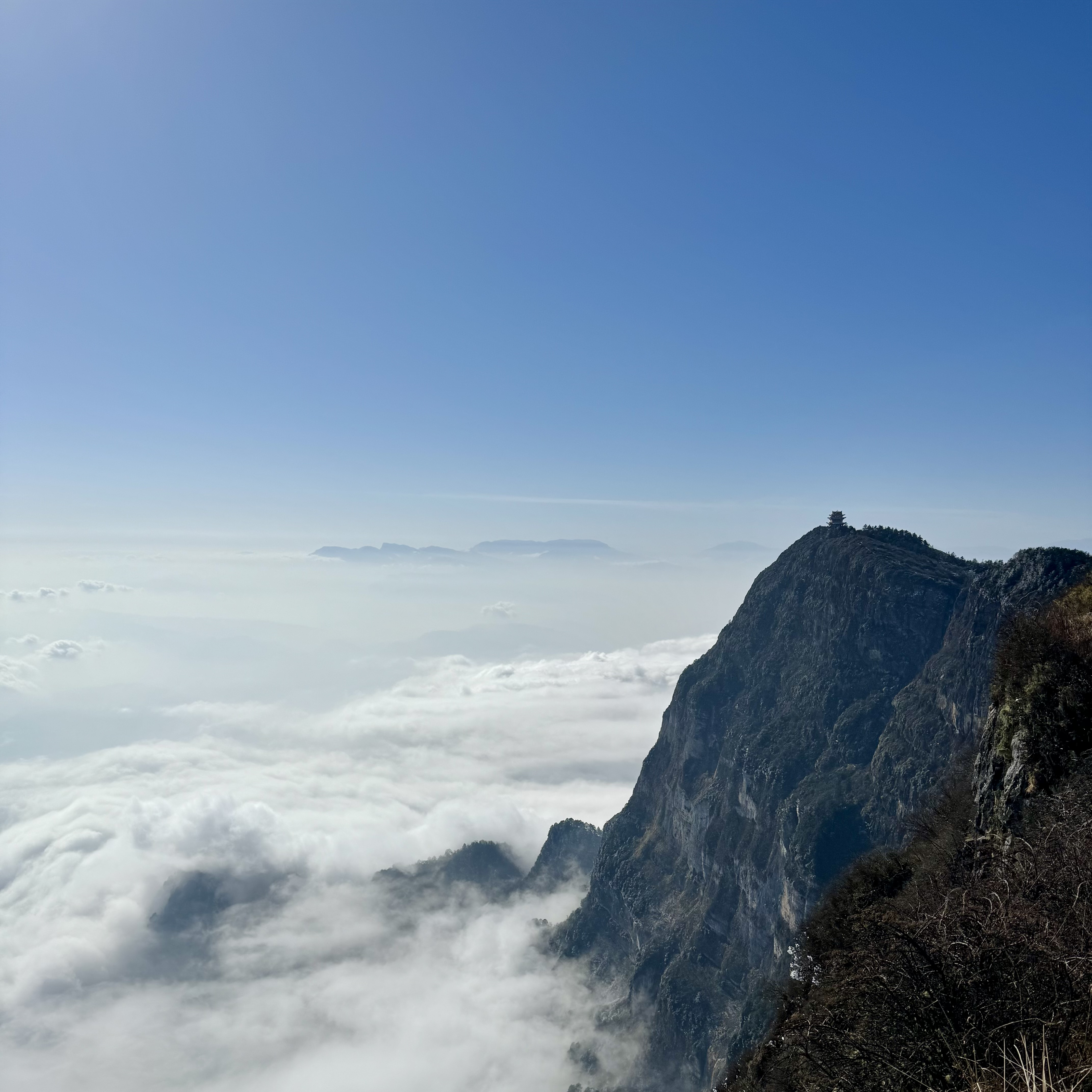 Overlooking the Summit of Ten Thousand Buddhas from the Golden Summit of Emei